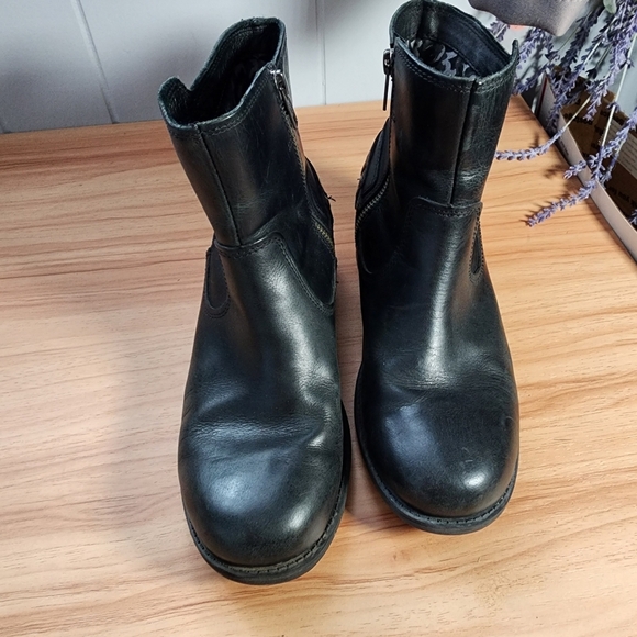 UGG ORION LEATHER SIDE-ZIP BLACK LEATHER MOTO ANKLE BOOT. Sz7 - Picture 2 of 8